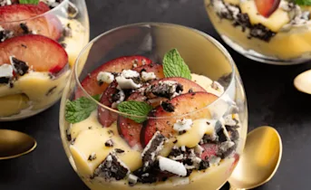 Trifle van witte chocolade Oreo's, verse pruimen en vanille vla