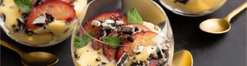 Trifle van witte chocolade Oreo's, verse pruimen en vanille vla