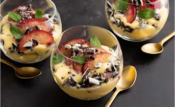 Trifle van witte chocolade Oreo's, verse pruimen en vanille vla