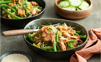 Aziatische salade met vegetarische kipstukjes