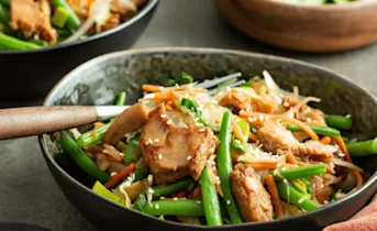 Aziatische salade met vegetarische kipstukjes