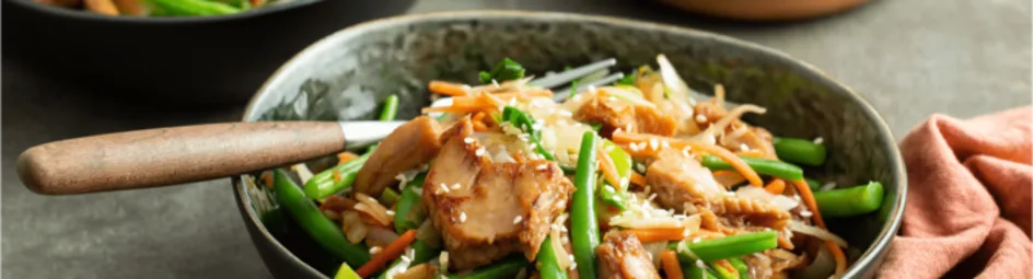 Aziatische salade met vegetarische kipstukjes