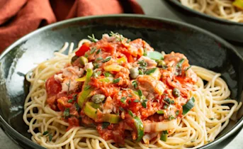 Spaghetti met tonijn in tomatensaus