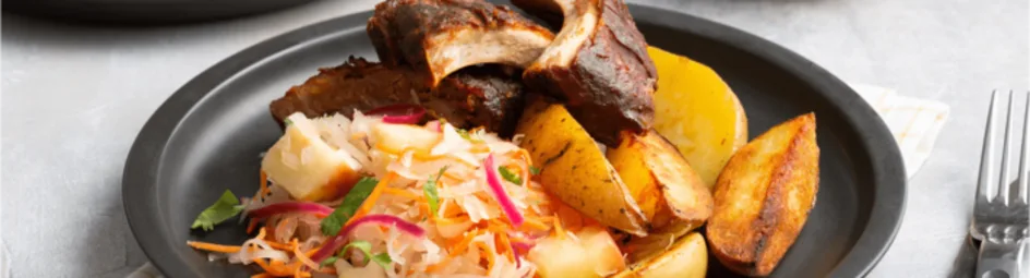 Indische spareribs met gebakken aardappeltjes en koolsalade