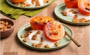 Gekaramelliseerd kaki fruit met roomyoghurt