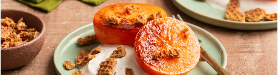 Gekaramelliseerd kaki fruit met roomyoghurt