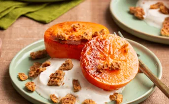 Gekaramelliseerd kaki fruit met roomyoghurt