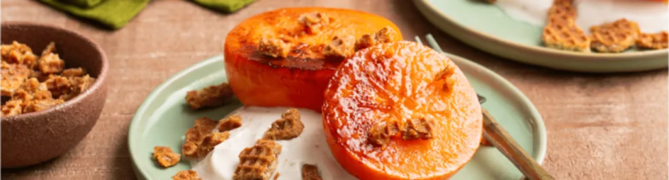 Gekaramelliseerd kaki fruit met roomyoghurt