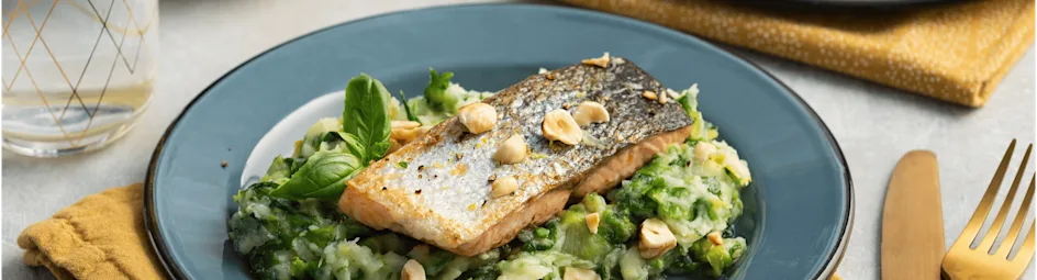 Gebakken zalm met pastinaak puree, andijvie en hazelnoten