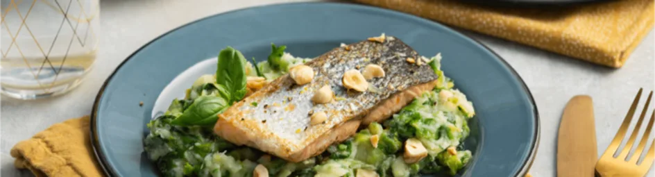 Gebakken zalm met pastinaak puree, andijvie en hazelnoten