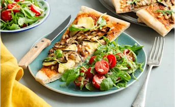 Pizza met gegrilde aubergine en brie