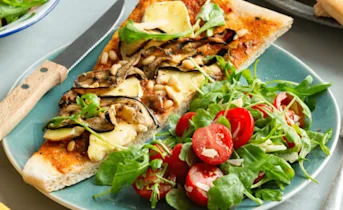 Pizza met gegrilde aubergine en brie