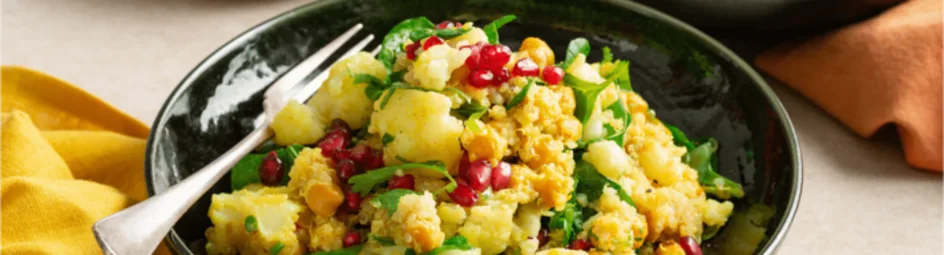 Kruidige kikkererwten salade met bloemkool en spinazie