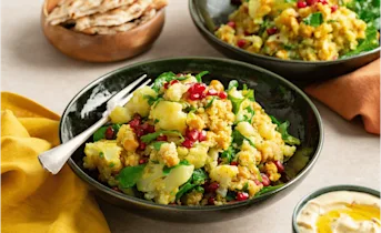 Kruidige kikkererwten salade met bloemkool en spinazie
