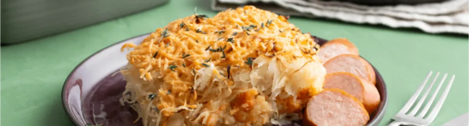 Zuurkool ovenschotel met zoete aardappel en rookworst
