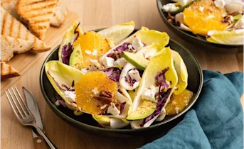 Witlof salade met rode kool, sinaasappel en geitenkaas