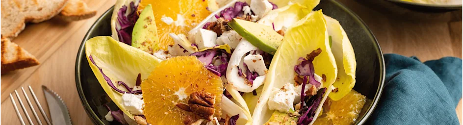 Witlof salade met rode kool, sinaasappel en geitenkaas