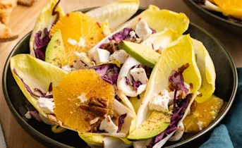 Witlof salade met rode kool, sinaasappel en geitenkaas