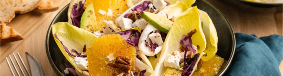 Witlof salade met rode kool, sinaasappel en geitenkaas