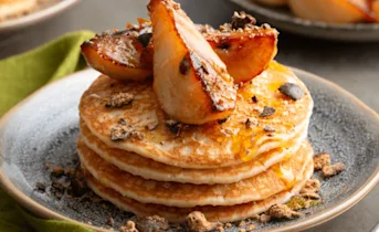 American pancakes met gekaramelliseerde peer en pure chocolade kruidnoten