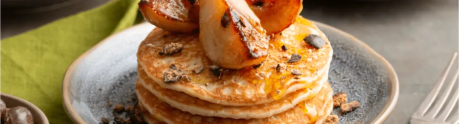 American pancakes met gekaramelliseerde peer en  pure chocolade kruidnoten