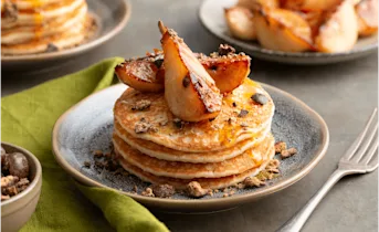 American pancakes met gekaramelliseerde peer en pure chocolade kruidnoten