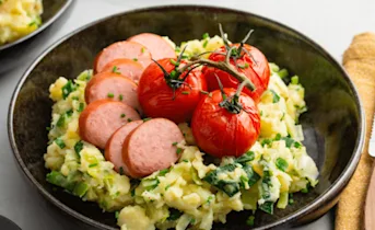 Preistamppot met vega rookworst en tomaatjes