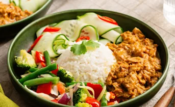 Rijstbowl met tonijn rendang en zoetzure komkommer