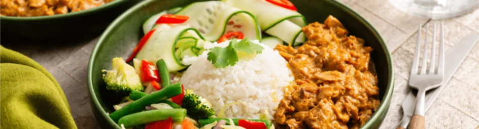 Rijstbowl met tonijn rendang en zoetzure komkommer