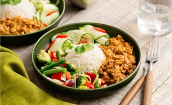 Rijstbowl met tonijn rendang en zoetzure komkommer