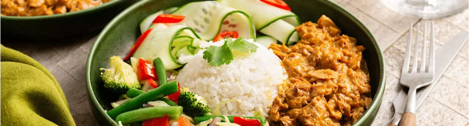 Rijstbowl met tonijn rendang en zoetzure komkommer