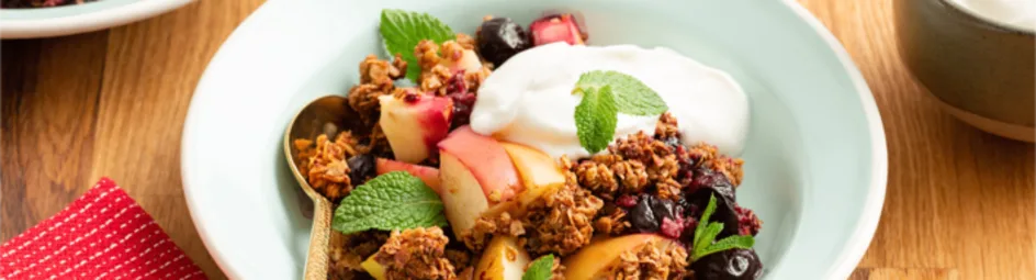 Appel-havercrumble met blauwe bessen en roomyoghurt