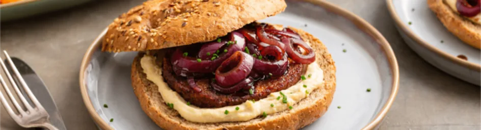 Broodje notenburger met uiencompôte en ovengroenten