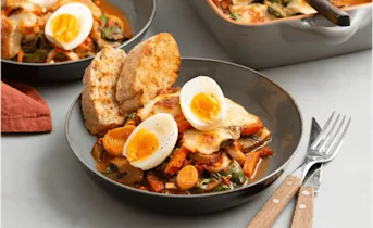 Italiaanse groenteschotel met mozzarella