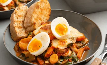 Italiaanse groenteschotel met mozzarella