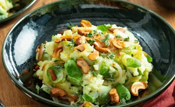 Spruitjes stamppot met knapperige kerrie cashewnoten