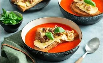 Geroosterde paprikasoep met kaas crostini’s