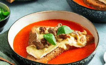 Geroosterde paprikasoep met kaas crostini’s