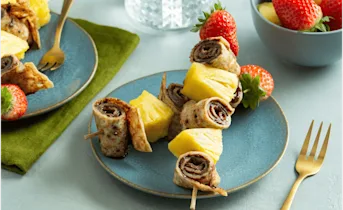 Pannenkoek spiesjes met ananas en chocoladepasta