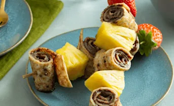 Pannenkoek spiesjes met ananas en chocoladepasta
