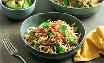 Aziatische noodles met zoetzure komkommer