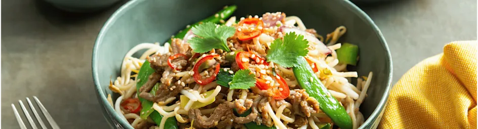 Aziatische noodles met zoetzure komkommer