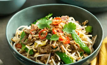 Aziatische noodles met zoetzure komkommer