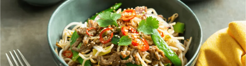 Aziatische noodles met zoetzure komkommer