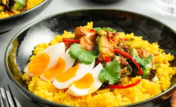 Kipsaté met pittige spruitjes