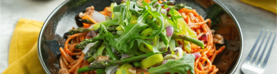 Spaghetti met groene asperges in tomatensaus
