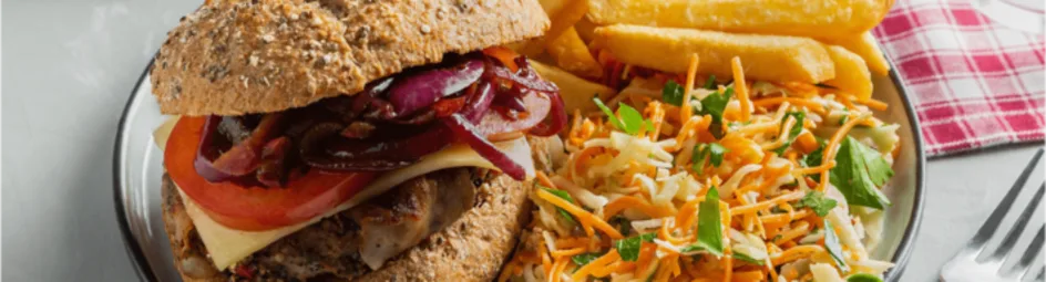 Burger met koolsalade en frietjes