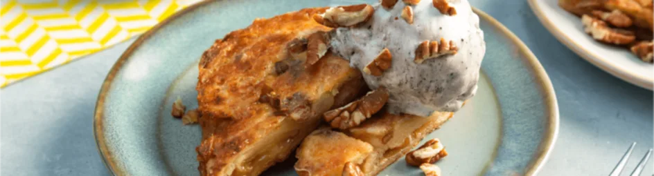 Wentelteefjes met pecannoten en een bolletje ijs