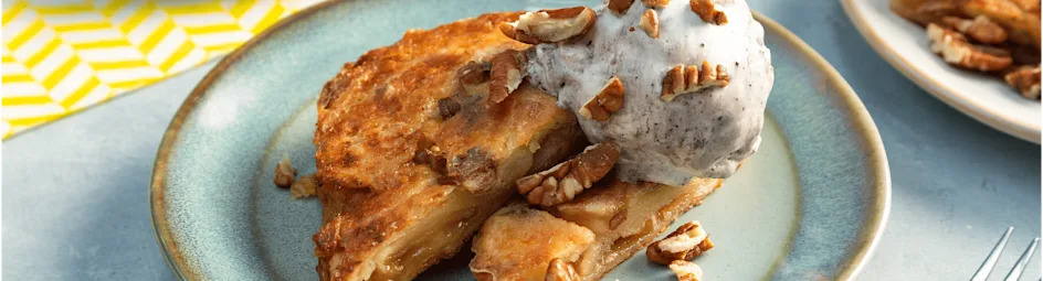 Wentelteefjes met pecannoten en een bolletje ijs