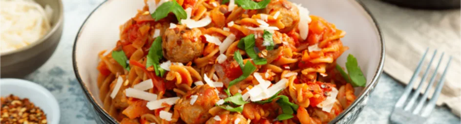 Fusilli met tomatensaus en varkenssaucijs